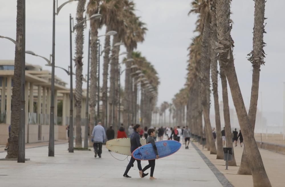 Surfistas en la playa de la Malva-rosa