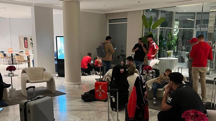 Drama en Yeda: una veintena de aficionados del Mallorca se quedan sin hotel