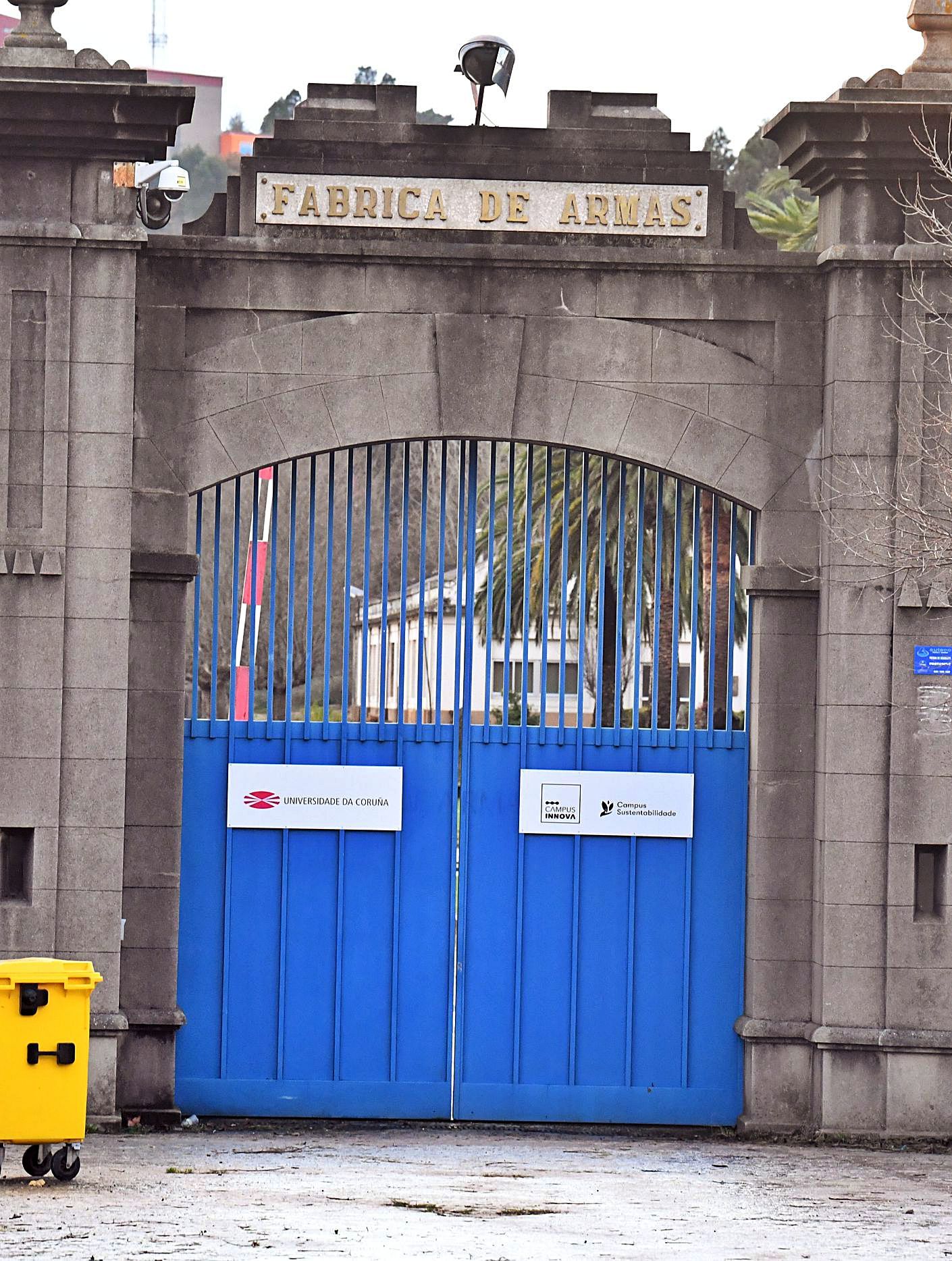 Puerta principal de la antigua Fábrica de Armas con el cartel de la Universidade daCoruña  que anuncia la futura Ciudad de las TIC.