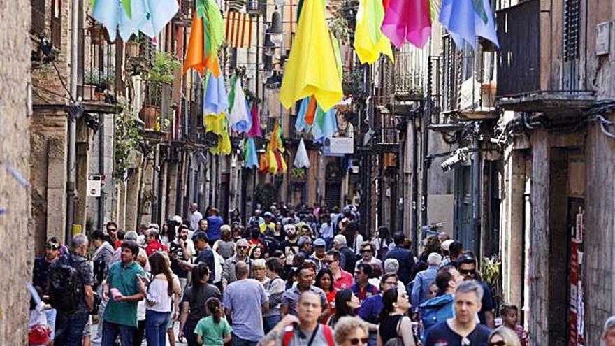 Una gran afluència de públic pel Barri Vell per seguir l&#039;itinerari de la mostra floral.