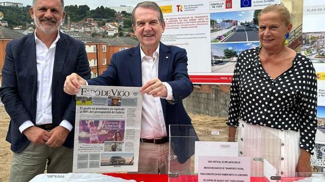 Caballero, con un ejemplar de FARO, en el acto de ayer. | // FDV