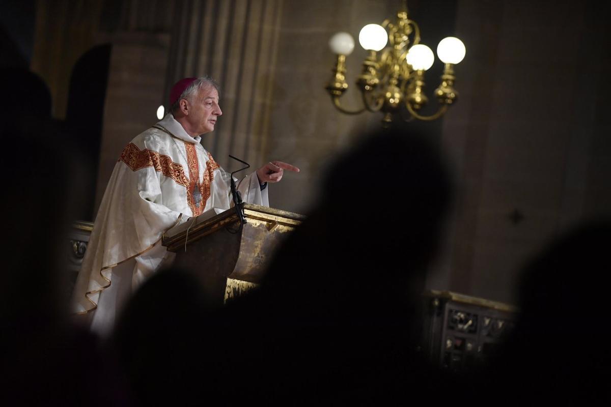 Paris (France), 25/12/2019.- Bishop Philippe Marsset leads a midnight mass for Christmas at the Saint Germain l’Auxerrois church in Paris, France, 25 December 2019. French officials confirmed on 21 December 2019 that Notre Dame will not hold a traditional Christmas mass for the first time since 1803, as works continue on the cathedral eight months after a devastating fire that broke out on 15 April 2019. (Incendio, Francia) EFE/EPA/JULIEN DE ROSA