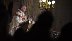 Paris (France), 25/12/2019.- Bishop Philippe Marsset leads a midnight mass for Christmas at the Saint Germain l’Auxerrois church in Paris, France, 25 December 2019. French officials confirmed on 21 December 2019 that Notre Dame will not hold a traditional Christmas mass for the first time since 1803, as works continue on the cathedral eight months after a devastating fire that broke out on 15 April 2019. (Incendio, Francia) EFE/EPA/JULIEN DE ROSA