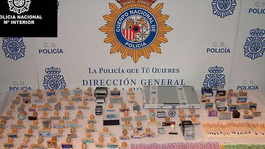 La policía intervino 15.000 euros y un centenar de sellos de distintas entidades.