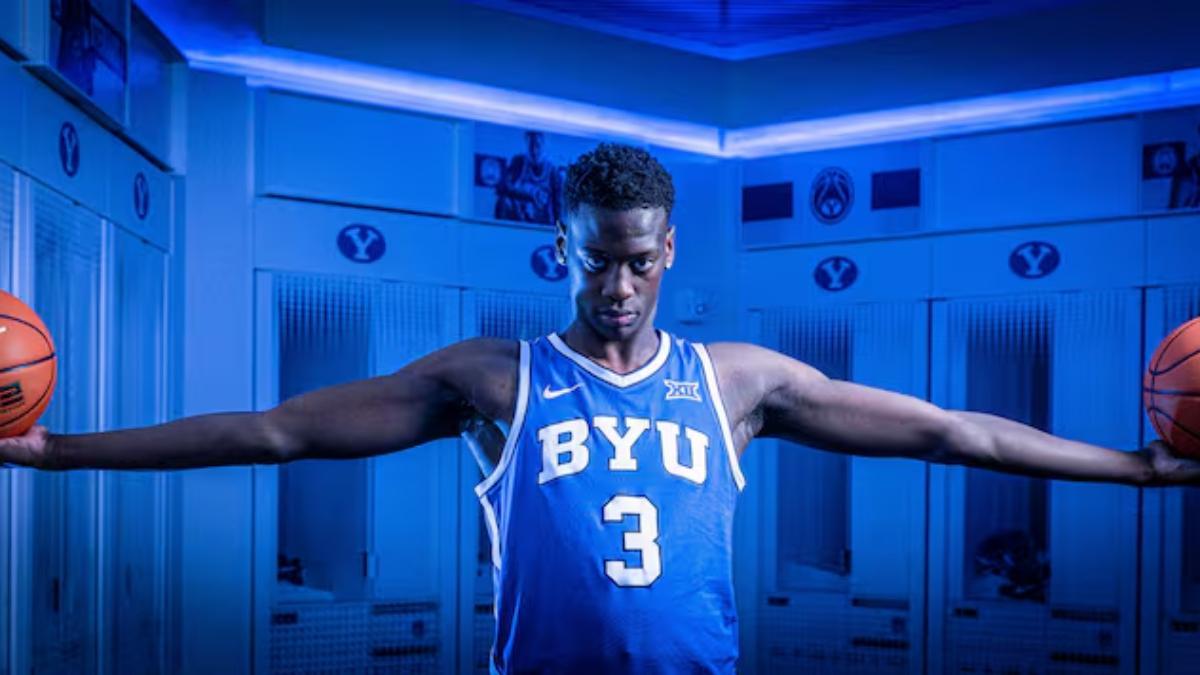 AJ Dybantsa posando en su presentación con la BYU