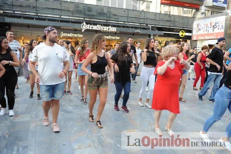 Los bailes latinos salen a la calle en Murcia