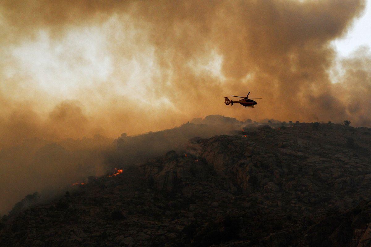 Varios focos del incendio en el término abulense de Navalacruz a 16 de agosto.