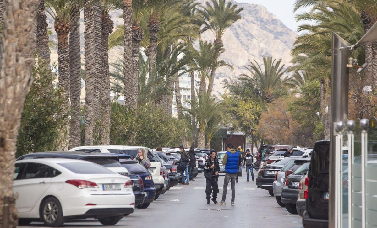 Actualmente, el paseo frente al Postiguet es una maraña de coches, donde además conviven «gorrillas».  | ALEX DOMÍNGUEZ