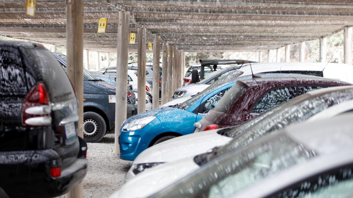 Coches estacionados en uno de los aparcamientos de ses Salines.