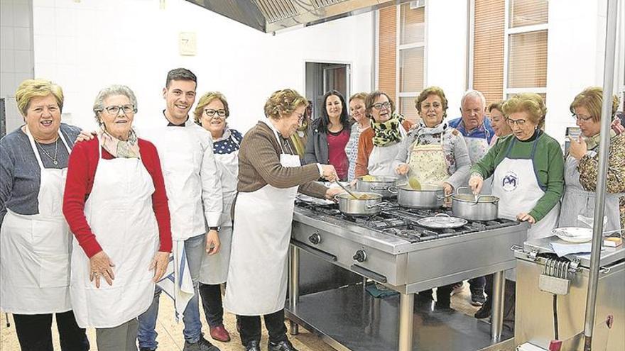 Servicios Sociales IMPULSa un curso de cocina para los mayores DE LA LOCALIDAD