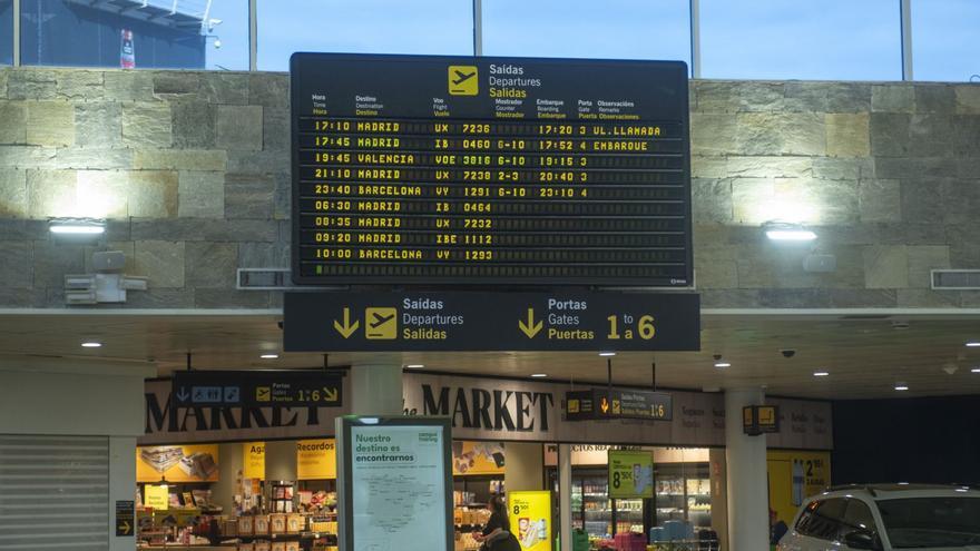 Pantalla de llegadas y salidas en el aeropuerto de Alvedro. | Casteleiro