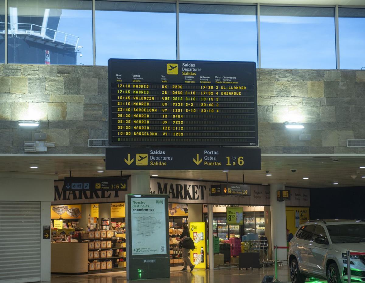 Pantalla de llegadas y salidas en el aeropuerto de Alvedro. | Casteleiro