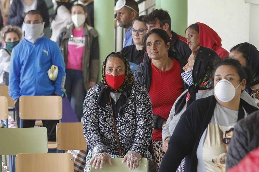 Reparto masivo de alimentos en el colegio Fernán Pérez de Oliva