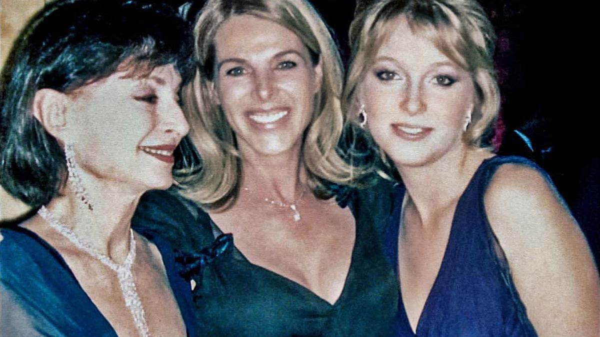 Isabel de Yugoslavia (izquierda), su hija Catherine Oxenberg (centro) y su nieta India.