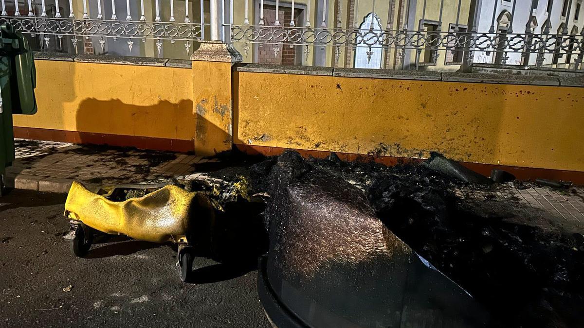 Contenedores quemados en Campillos durante el apagón.