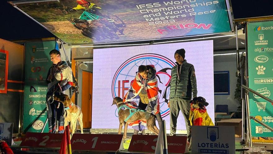 El alicantino Javier Sánchez y su perro Alpha, en el podio del Mundial con su medalla de bronce