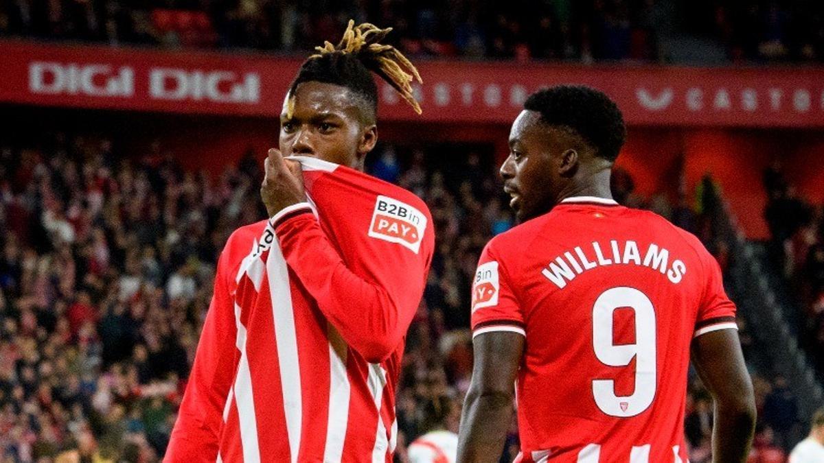 Nico Williams kisses Athletic's shield after scoring a goal in San Mamés with his brother Iñaki.