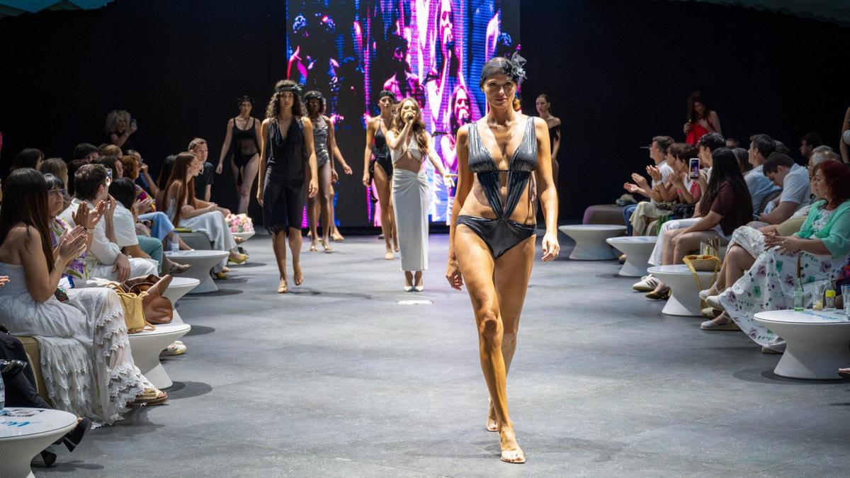 Desfile conmemorativo de Guillermina Baeza en Mediterranean Fashion Beach 2026, broche final de una gala dedicada al talento, la innovación y la moda baño española.