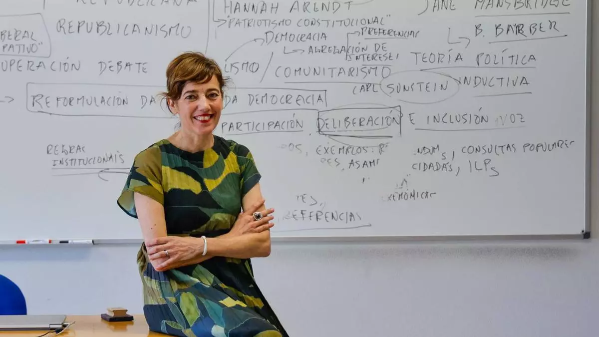 La viguesa Marta Lois, excandidata de Sumar Galicia, toma posesión como decana de la Facultad de Ciencias Políticas
