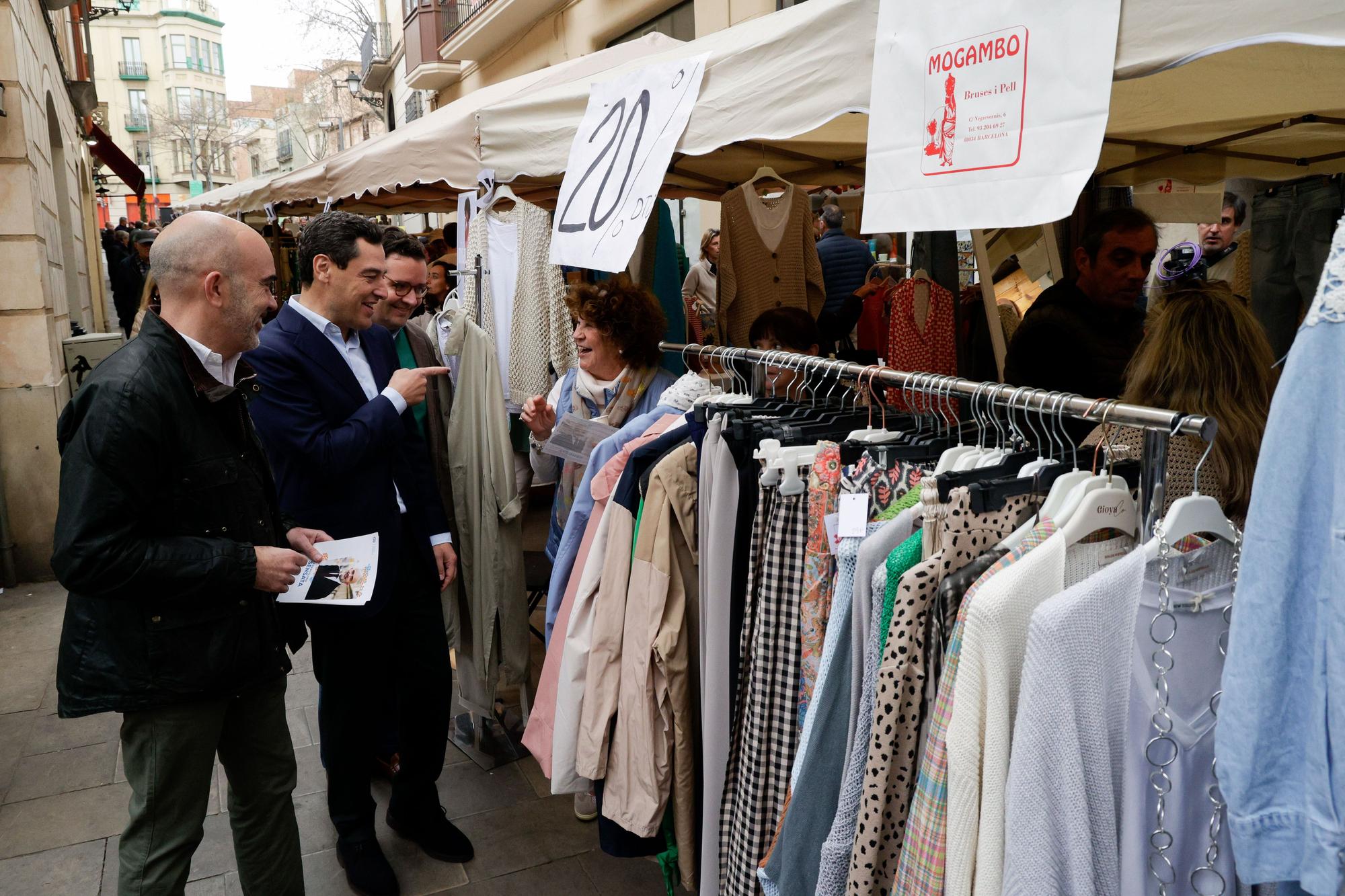 Juanma Moreno y Daniel Sirera recorren el Sarrià Street Market.