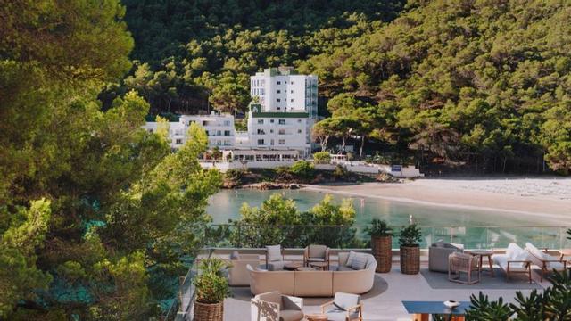 Las vistas desde la terraza de Sun&Moon en Mondrian Ibiza. | JULIUS HIRTZBERGER