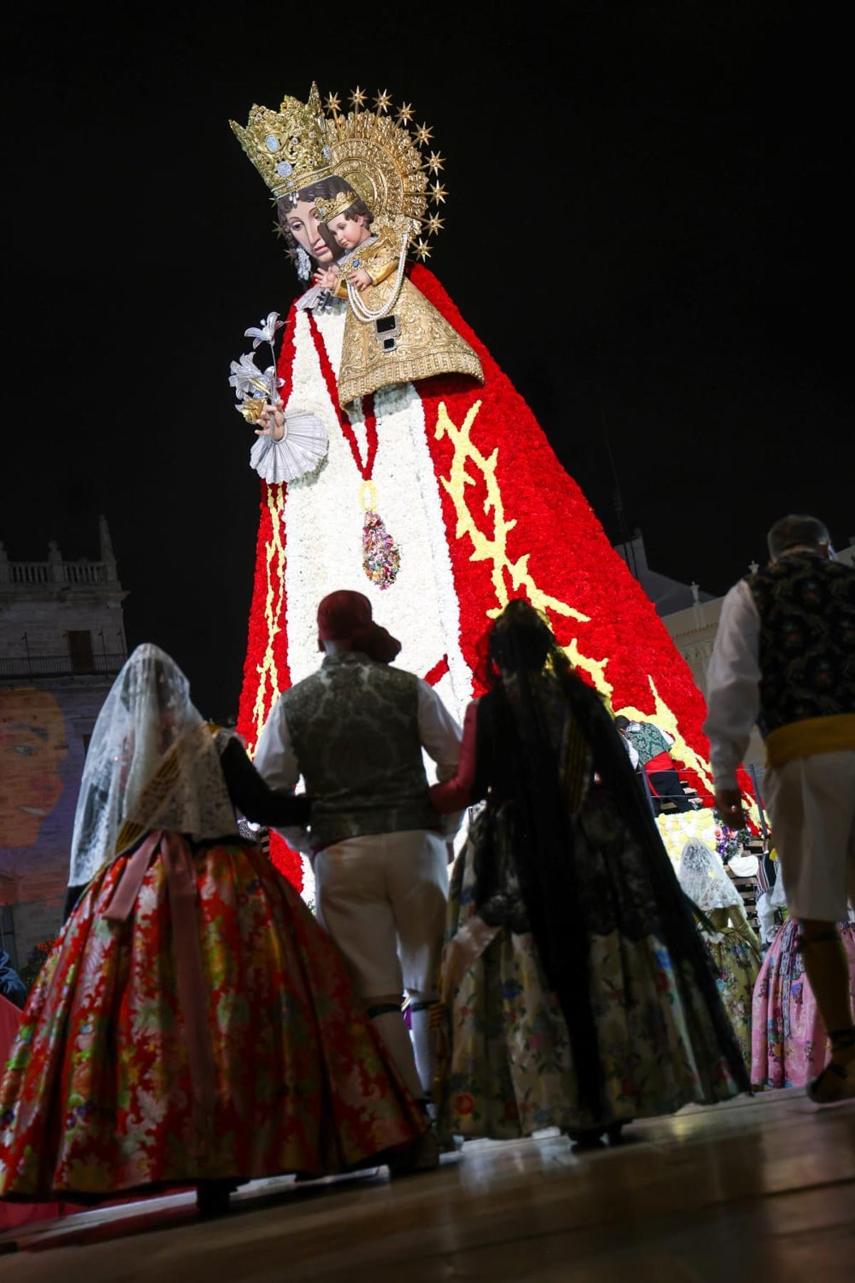 El manto de la Virgen ya luce su espíritu por la paz