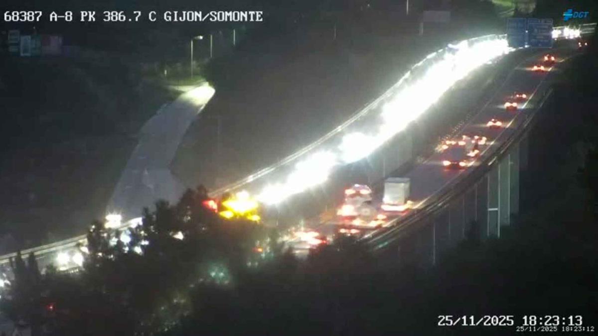 Varios kilómetros de retenciones en la "Y" a la salida de Gijón, en sentido a Oviedo