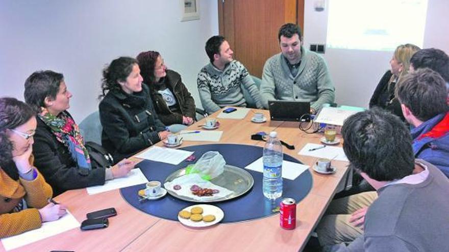 Los trabajadores del centro de empresas de Obanca atienden a Francisco Rojo (presidiendo la mesa).