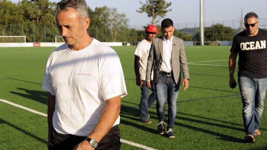 El entrenador Tamayo seguido por el presidente Marcos Torres (con chaqueta). // Bernabé/Javier Lalín