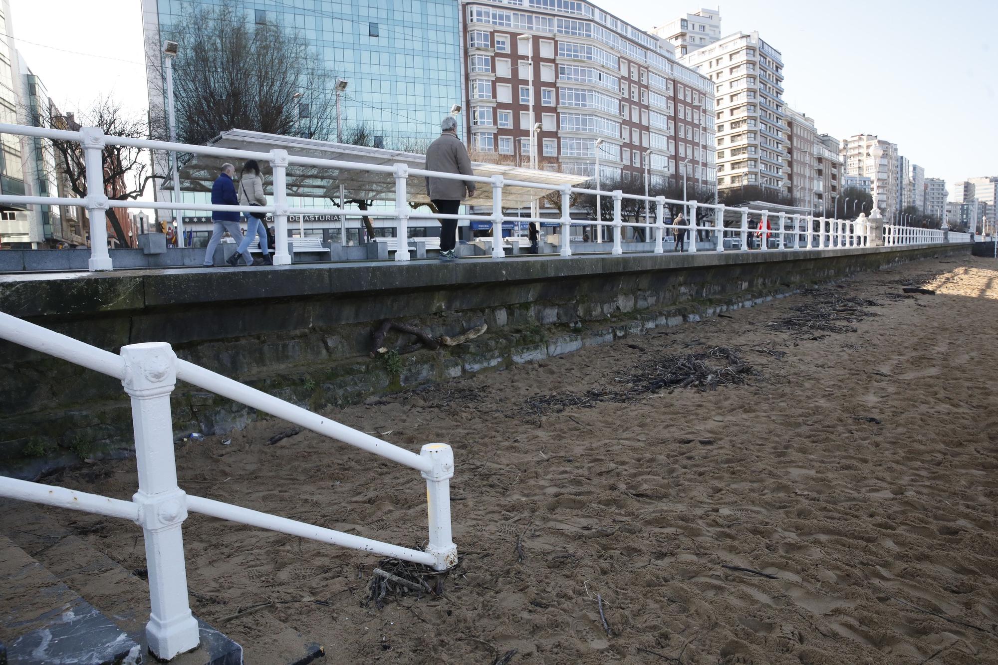 La playa de San Lorenzo, repleta de arena