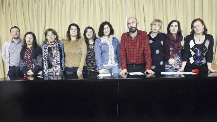 Funcionarios de los juzgados de Familia y de Violencia sobre la Mujer, ayer, con el portavoz de Alternativas na Xustiza. // A. Irago