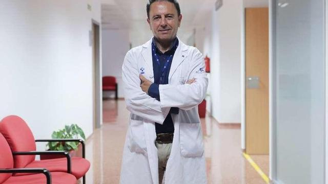 Manuel Bayona, gerente del área sanitaria V, ayer, en el Hospital Universitario de Cabueñes.