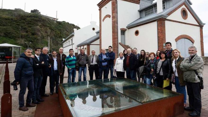 Vecinos de Castrillón y del barrio avilesino de Llaranes, ayer, delante del castillete de la mina de Arnao.