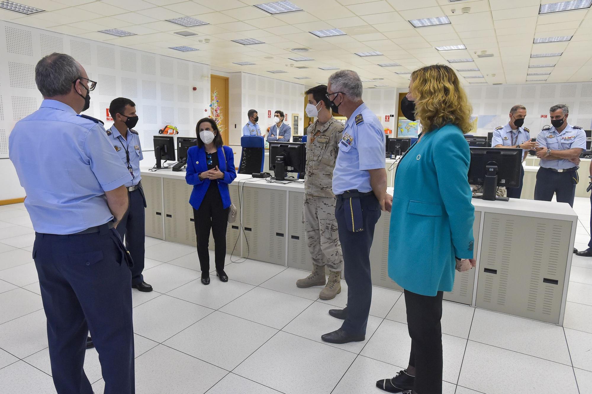 Visita de la ministra Margarita Robles al aeropuerto de Gando.