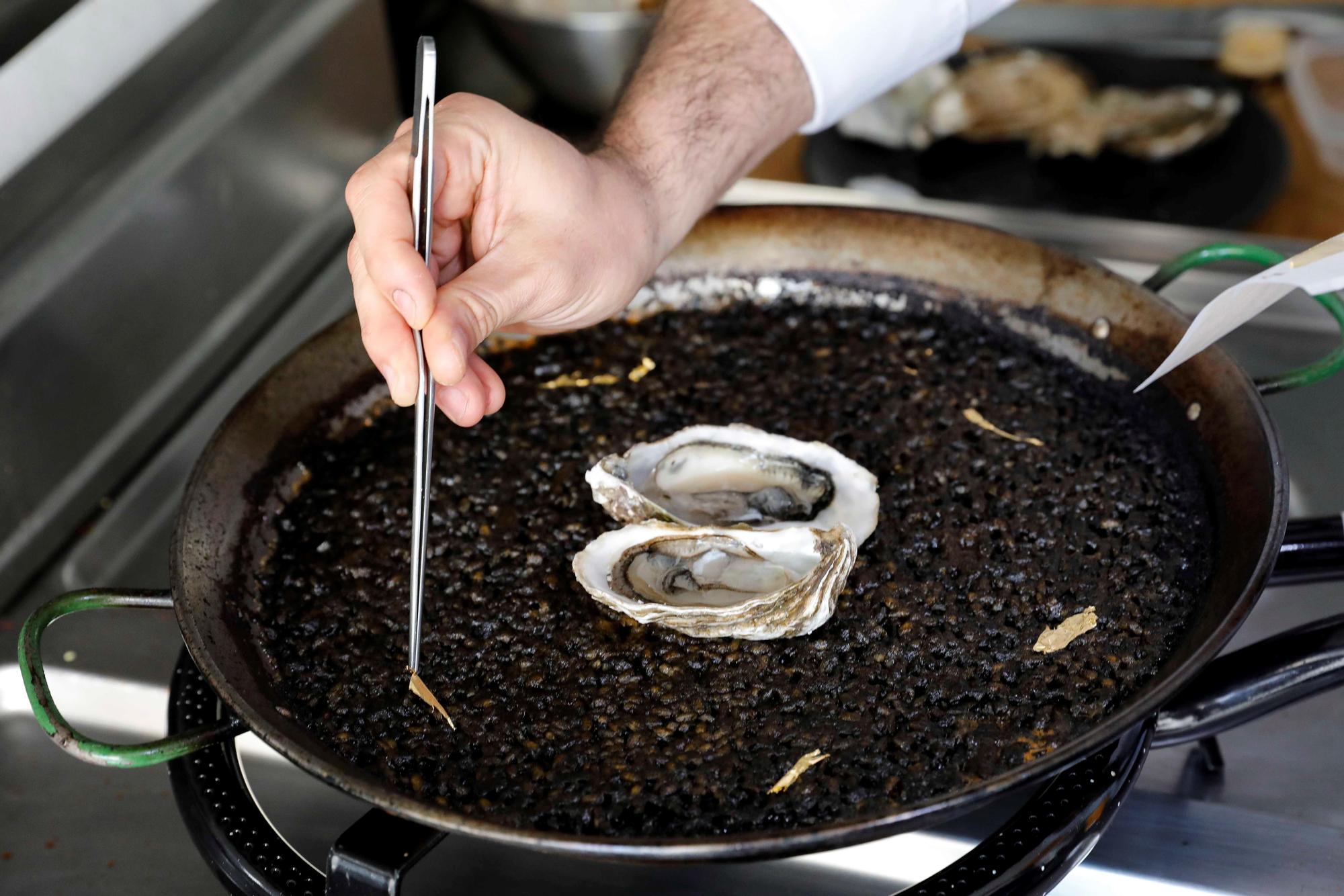 El chef valenciano Rubén Fenollar acaba de registrar la receta de su nueva creación culinaria en la que introduce oro de 24 quilates en un arroz negro con ostras rizadas y que ha despertado ya el interés de restaurantes de todo el mundo.