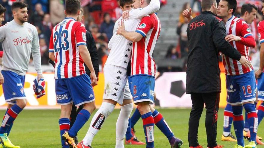 Los rojiblancos se felicitan tras el partido. j. j.