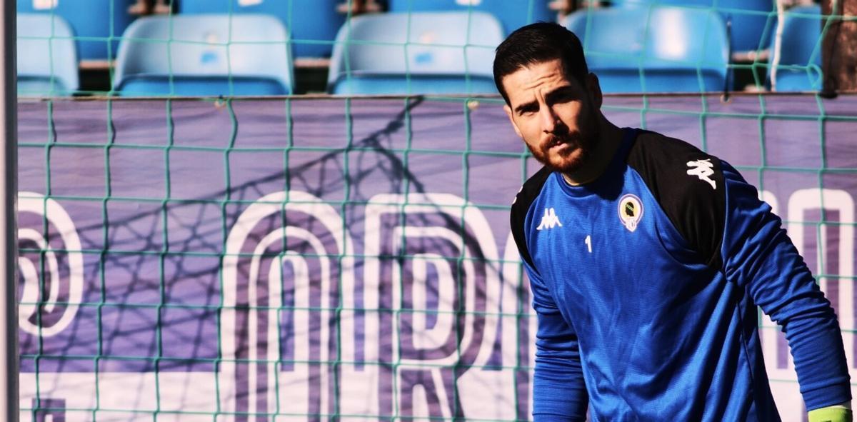 Carlos Abad, en un pausa durante la sesión de ejercicios bajo palos que realiza de forma específica.