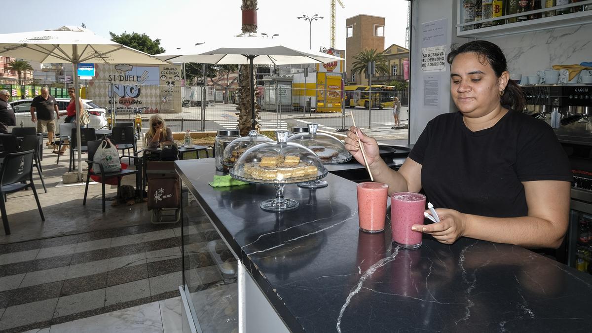 Una camarera en una cafetería.