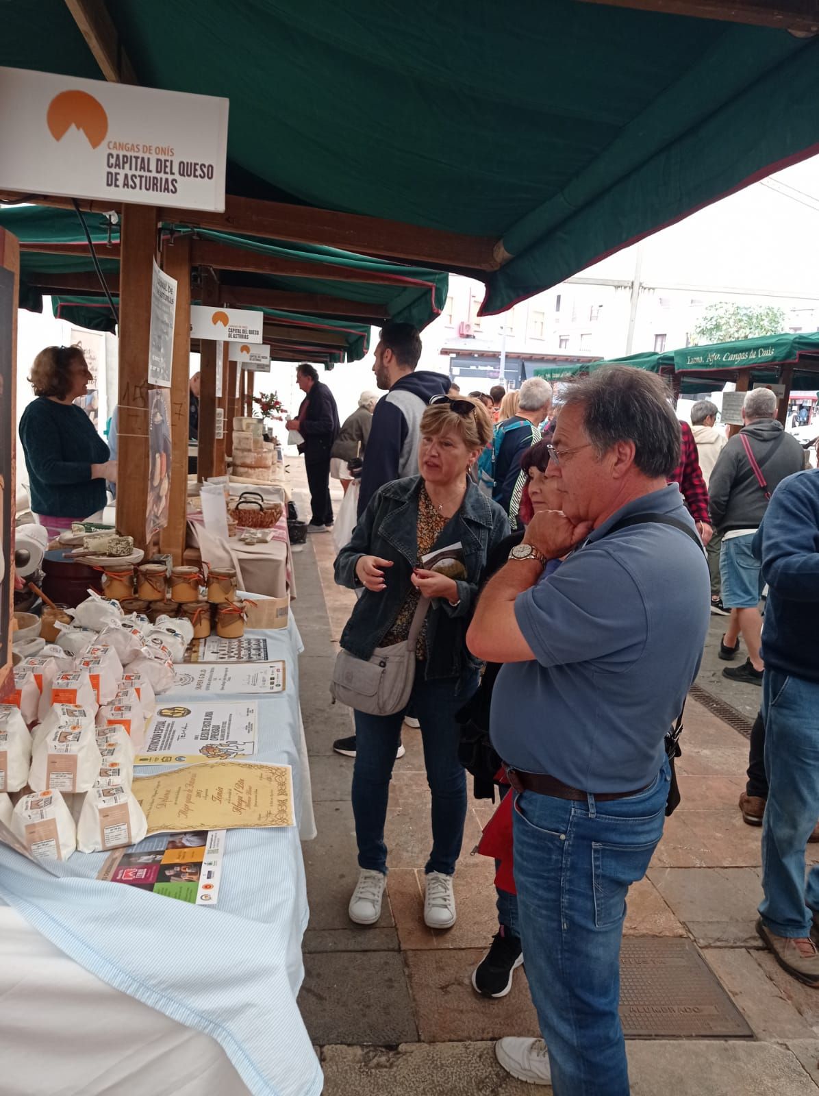 Cangas de Onís se da al queso: todas las imágenes de la feria regional en la capital del concejo