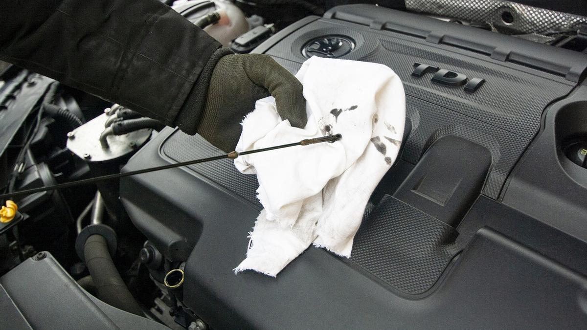 ¿Los faros de tu coche están amarillentos? Estos dos productos de cocina te  ayudarán a limpiarlos
