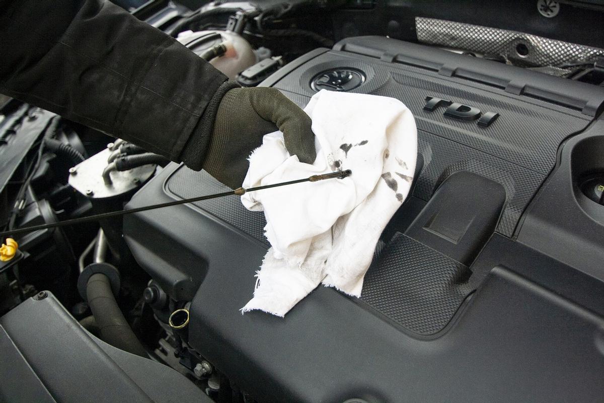 Cómo limpiar el motor de un coche.