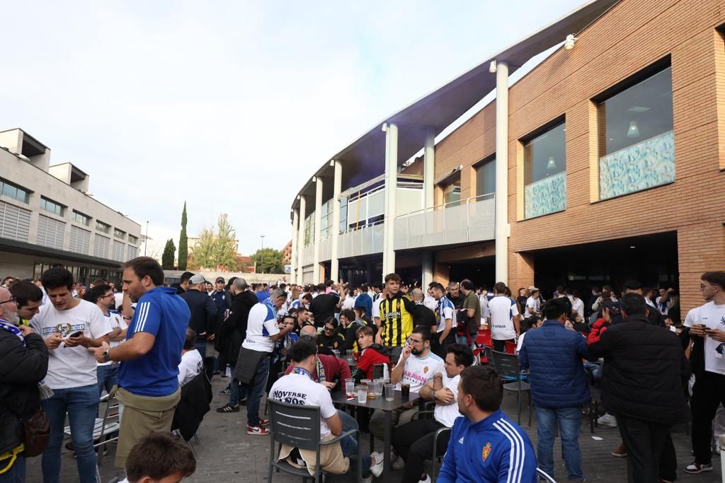 En imágenes | Este es el ambientazo a las puertas de La Romareda por el Real Zaragoza - Huesca