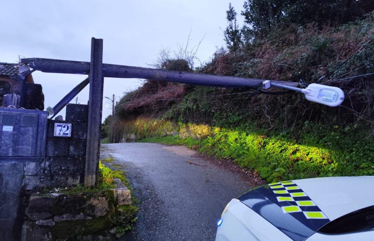 La autovía y sus accesos, totalmente blancos por el granizo.