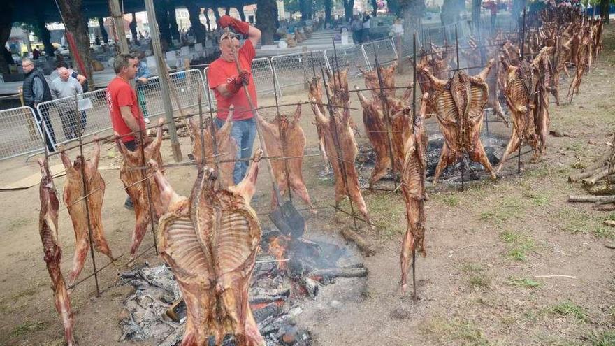 Asistentes trasladan una de las piezas. // Rafa Vázquez