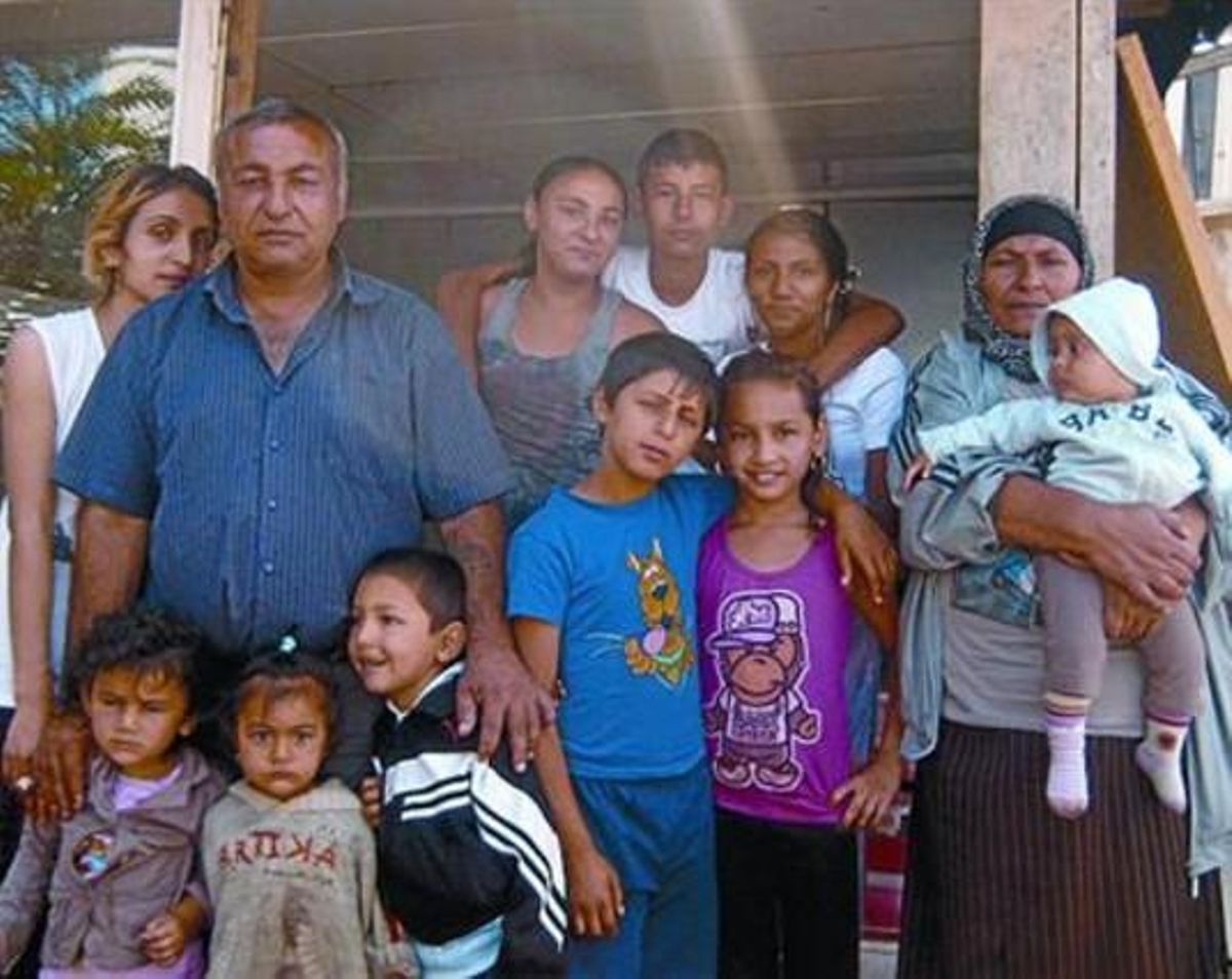 Clan 8 Família romanesa en un campament de Saint-Denis. Clan 8 Família romanesa en un campament de Saint-Denis.