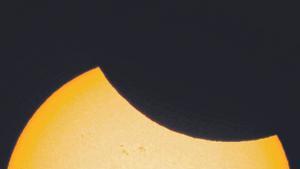 L’eclipsi passa ben desapercebut  per a la majoria dels catalans