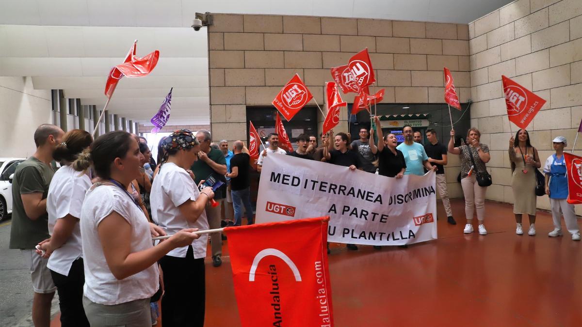 Los trabajadores, durante su protesta ante la cafetería del Hospital Reina Sofía de Córdoba.