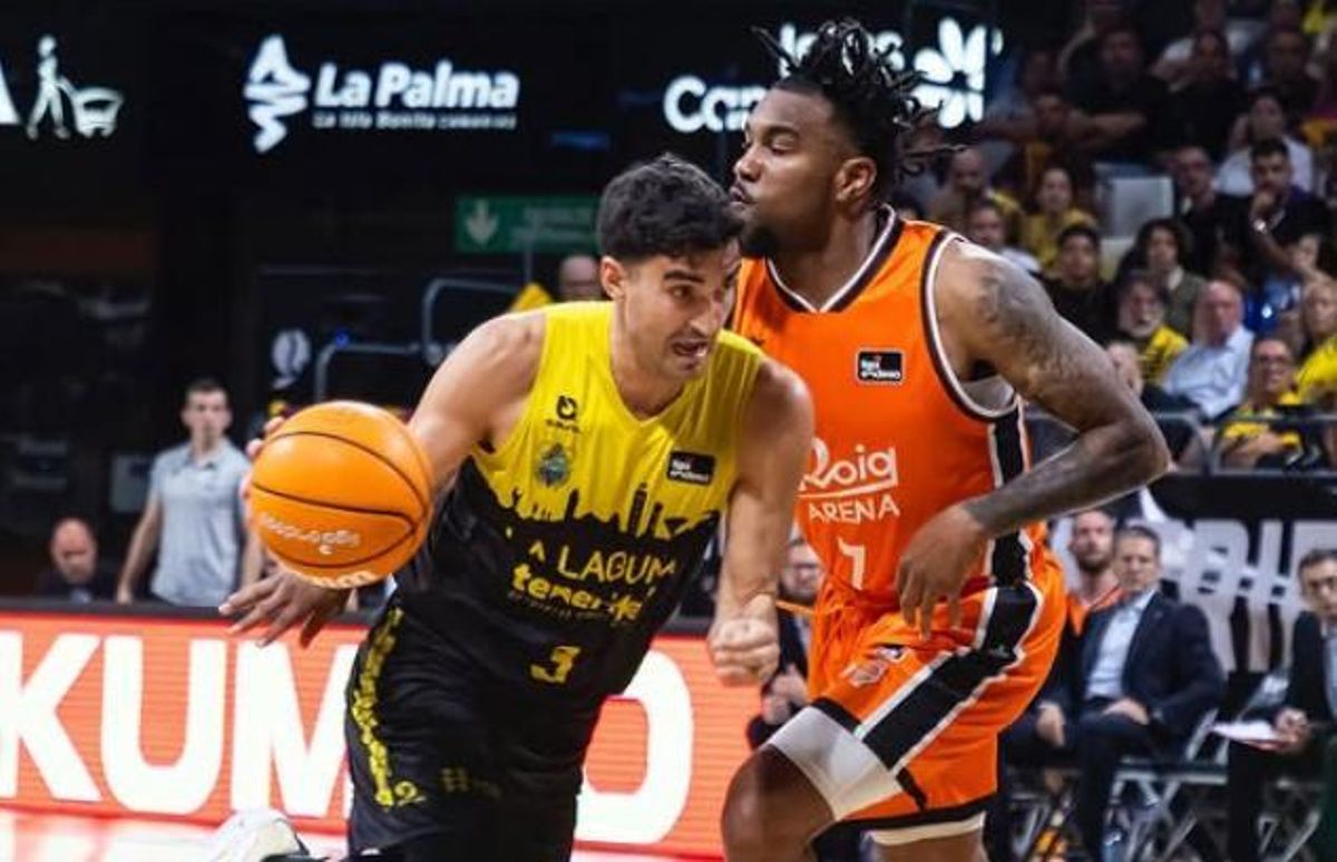 Fernández entra a canasta ante la defensa de Jones en el último partido de la temporada.