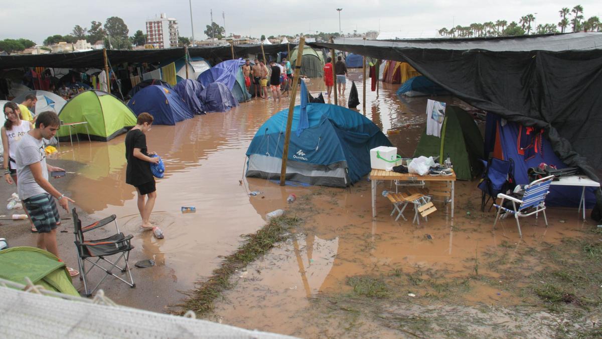 Los asistentes al Arenal Sound de 2015 en Burriana tuvieron que ser desalojados por las lluvias torrenciales.