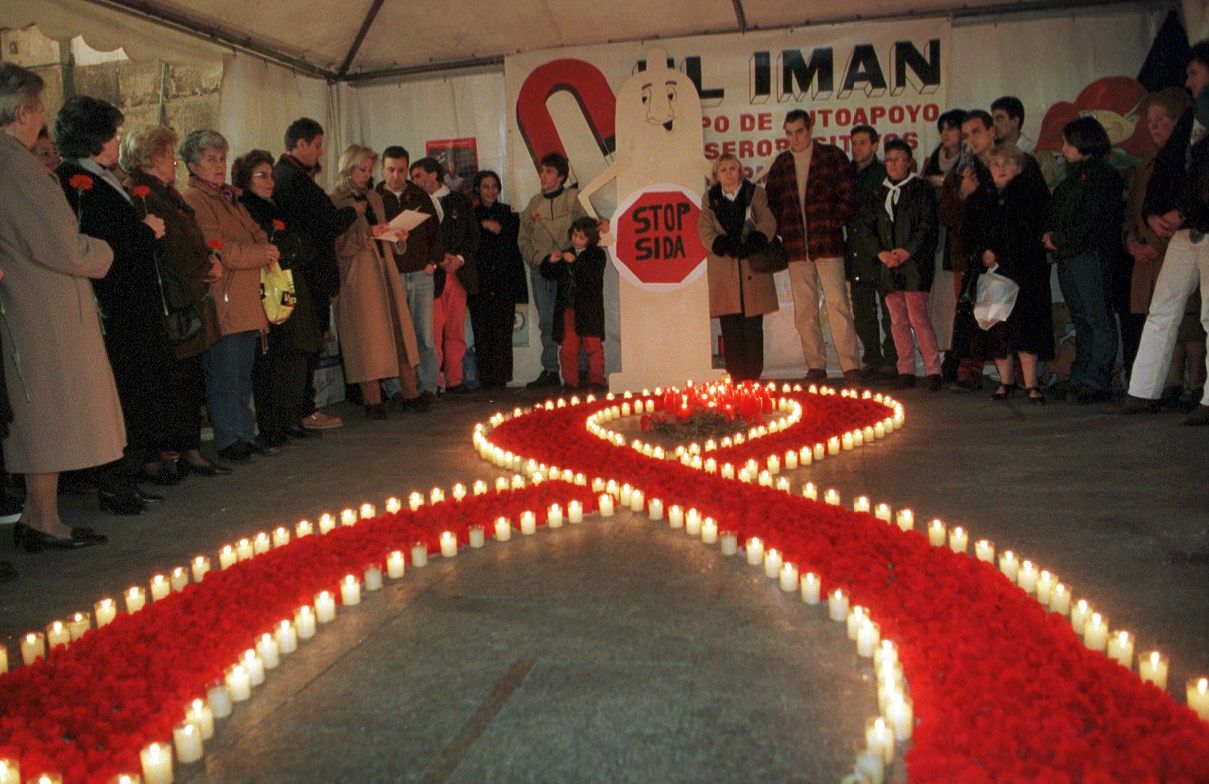 El grupo Imán conmemorando el Día Mundial de la Lucha contra el Sida con la lectura de un manifiesto